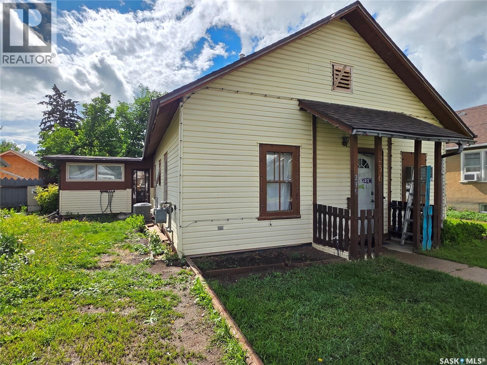 Property Photo:  236 6th Avenue NE  SK S9H 2M2 
