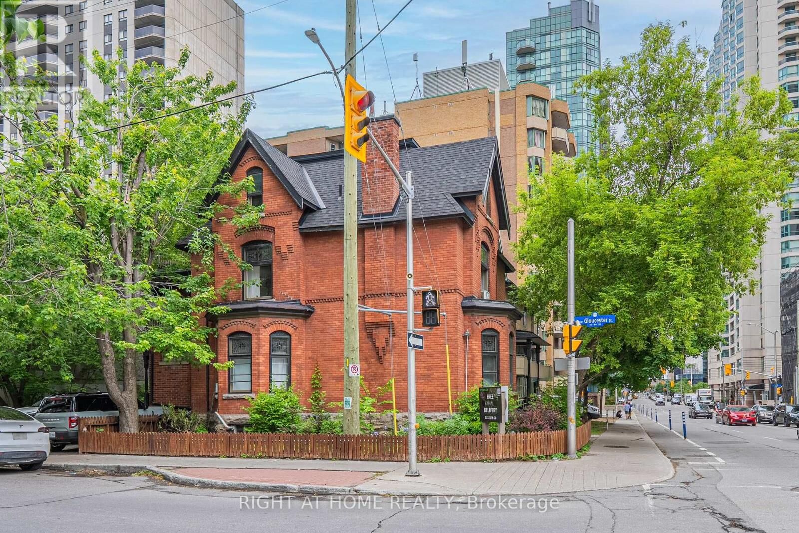 Property Photo:  220 Lyon Street North B  ON K1R 5V7 