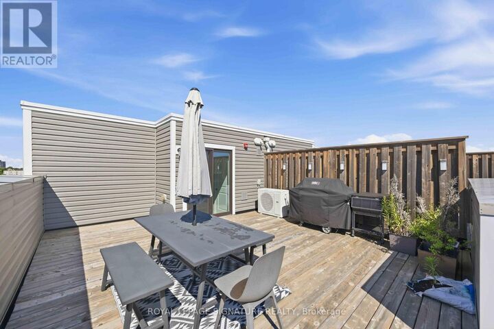 Property Photo:  95 Eastwood Park Gardens 19  ON M8W 0B9 