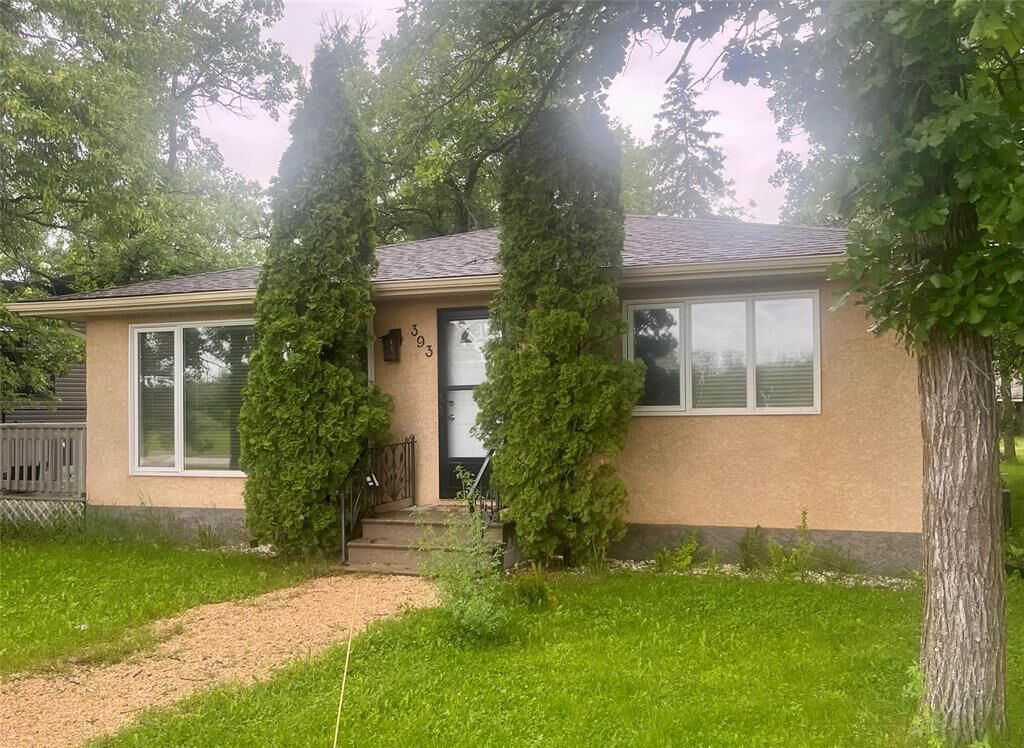 Property Photo:  393 Railway Street  MB R0C 2B0 