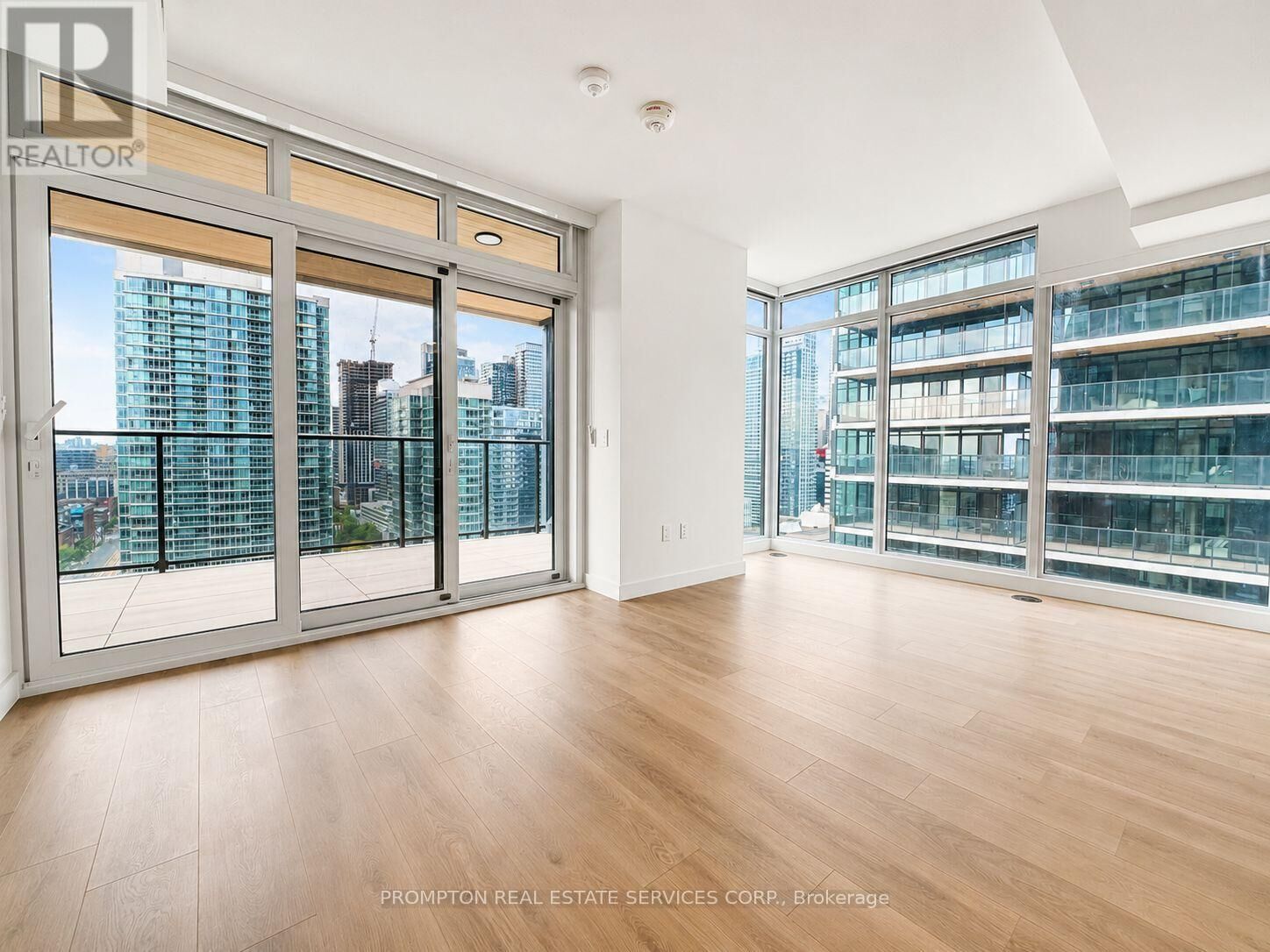 Property Photo:  3 Concord Cityplace Way 2105  ON M5V 0X4 