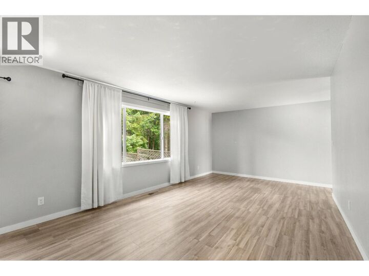 1337 Tweedsmuir Avenue — photo 1