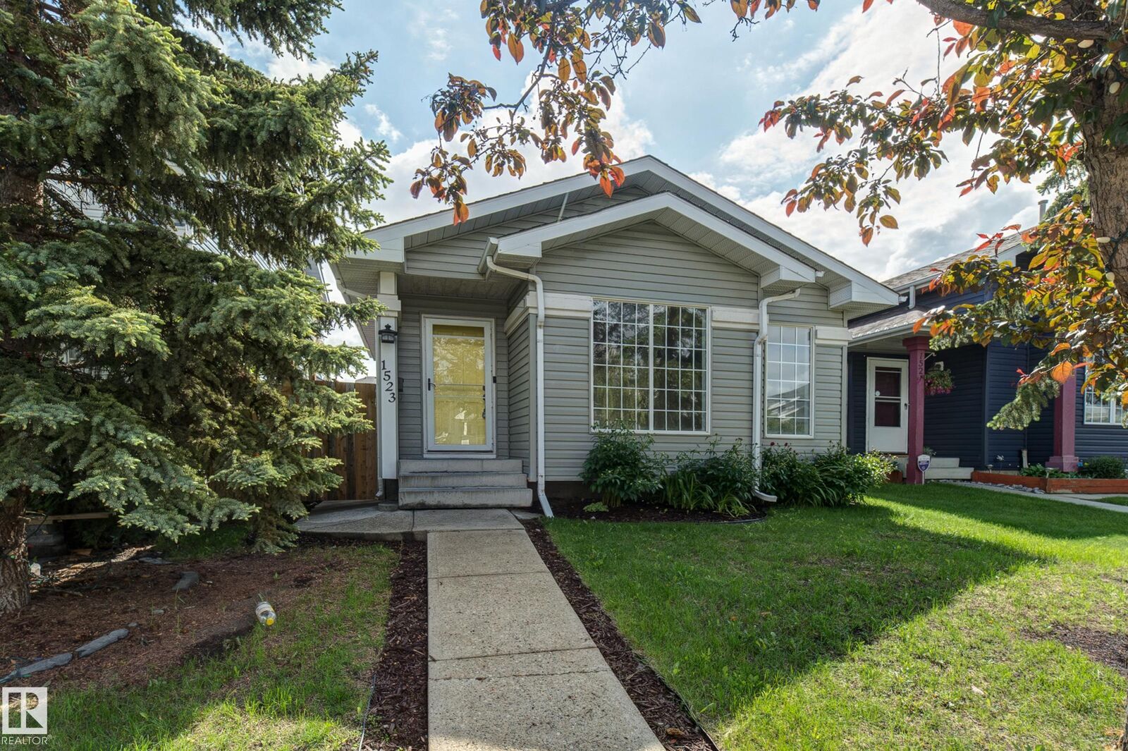 Property Photo:  1523 Jarvis Crescent NW  AB T6L 6S4 