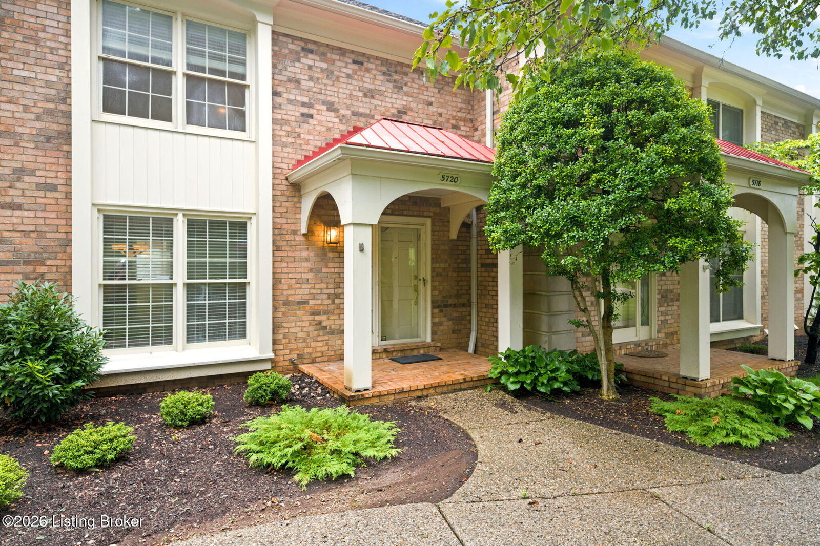 Property Photo:  5720 Coach Gate Wynde  KY 40207 