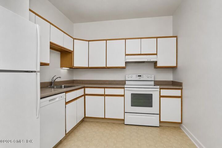 Property Photo: 2 S New Street 2 CT 06830