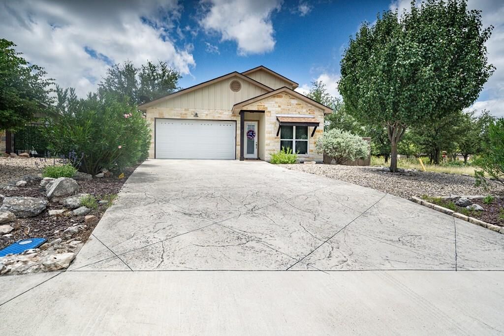 Property Photo:  1004 Creswell Ln  TX 78028 
