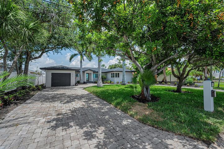 Property Photo:  1014 Boca Ciega Isle Drive  FL 33706 
