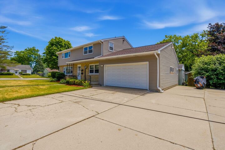 Property Photo:  907 High St  WI 53090 