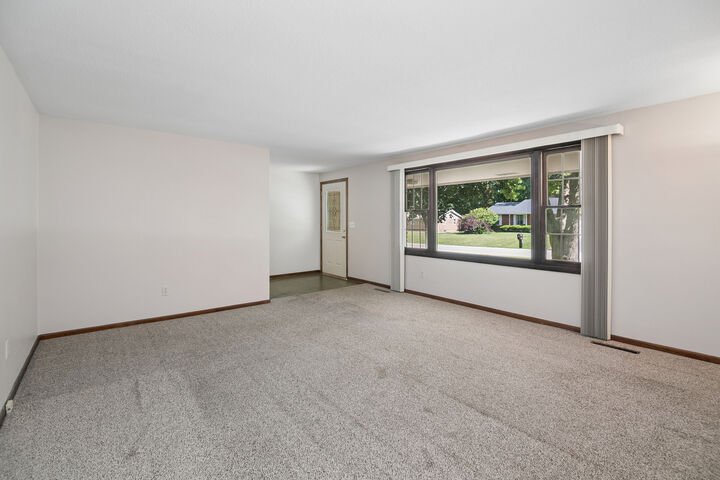 Property Photo:  2621 E Heritage Drive  IL 60901 