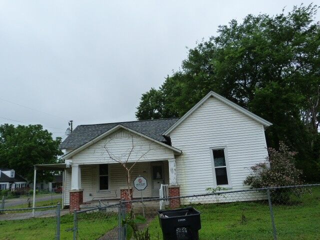 Property Photo:  410 S Franklin St S  TN 37388 