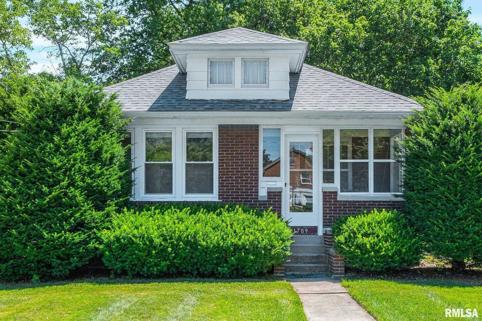 Property Photo:  1709 N Prairie Street  IL 61401 