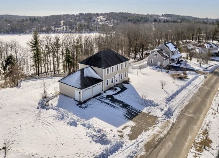 Property Photo:  8 Vista Cir  MA 01543 