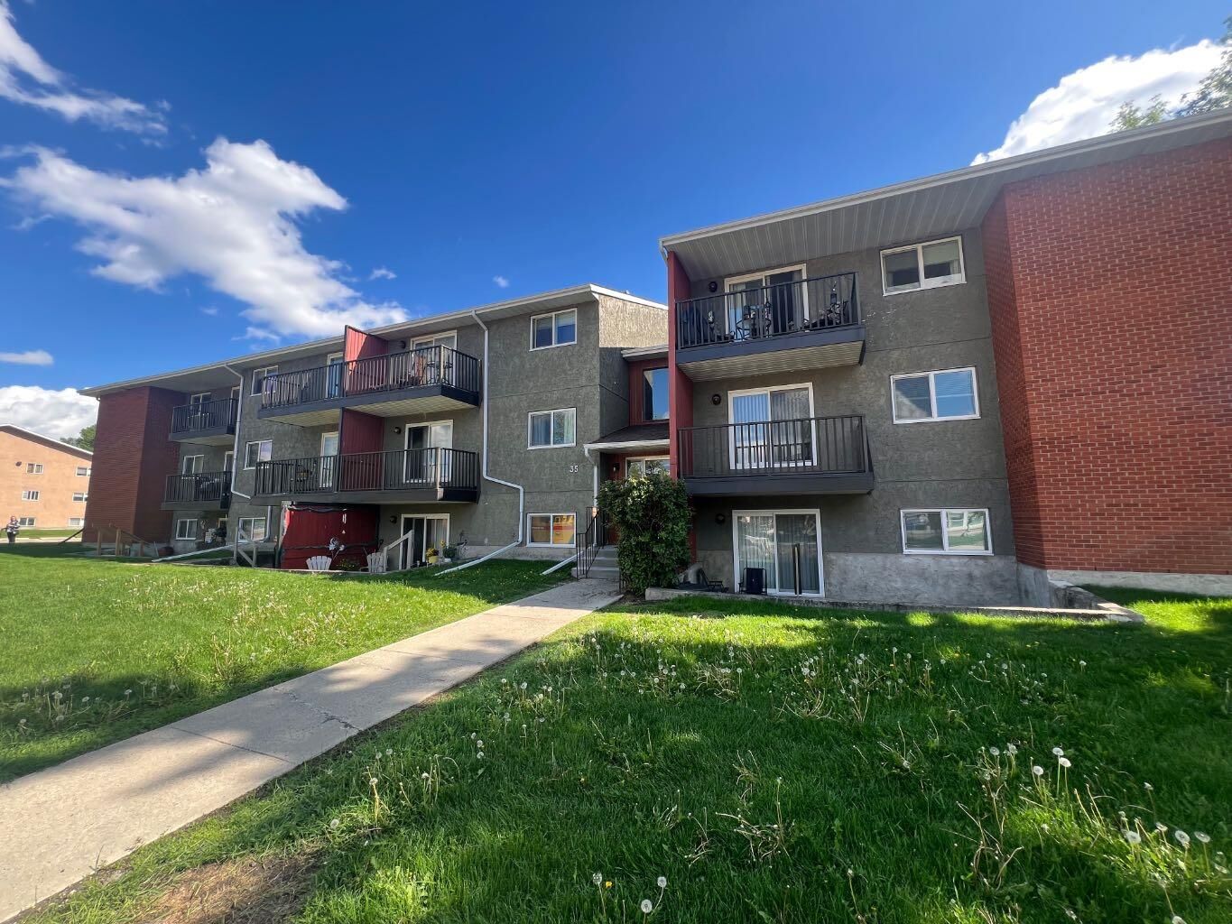 Property Photo: 35 Bennett Street 207 AB T4R 1V3