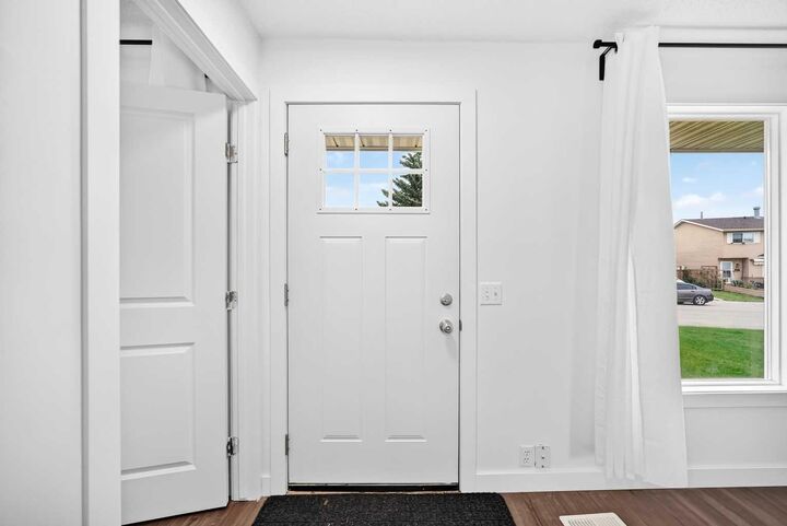 Property Photo:  60 Erin Mount Crescent SE  AB T2B 2S3 