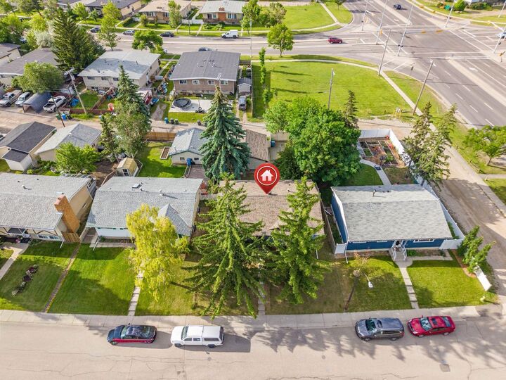 Property Photo: 7511 Huntridge Crescent NE AB T2K 4C8