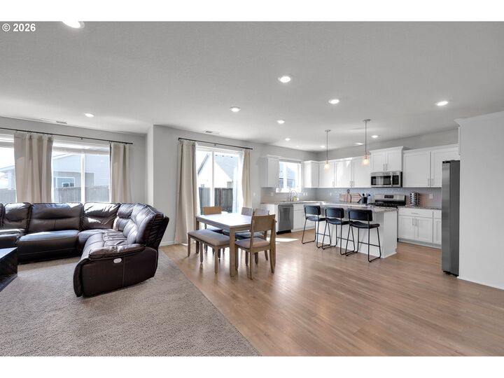 Property Photo:  1456 Farmington Dr  OR 97448 