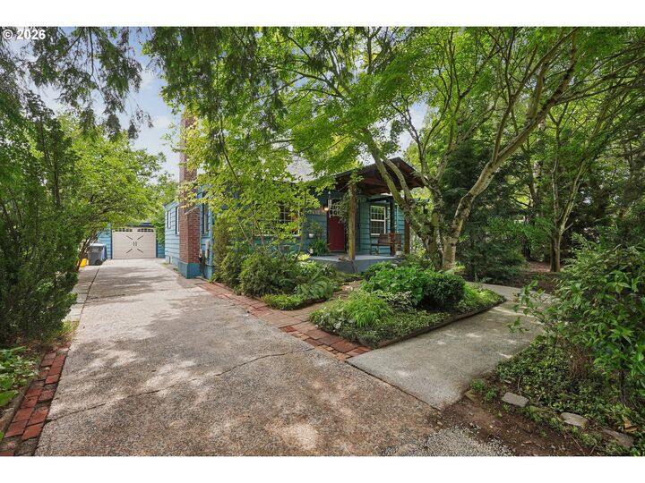 Property Photo:  5900 NE Ainsworth St  OR 97218 