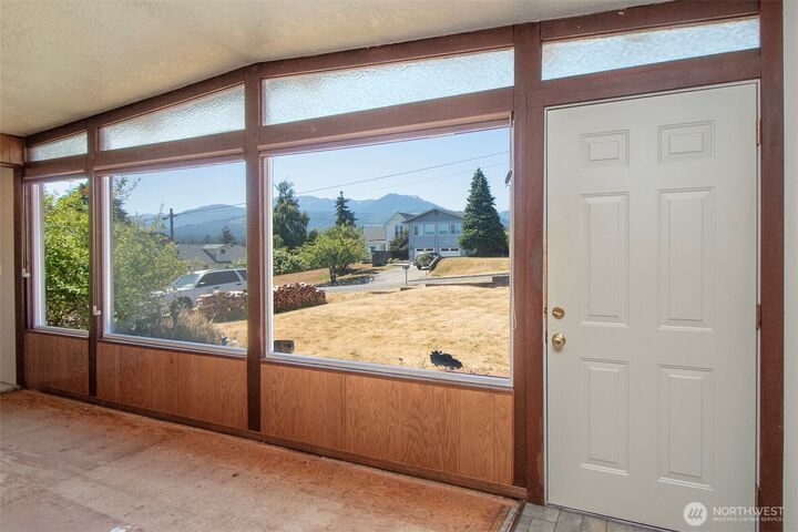 Property Photo: 1027 W Ninth Street WA 98363