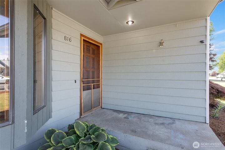 Property Photo:  816  Vine Circle  WA 98264 