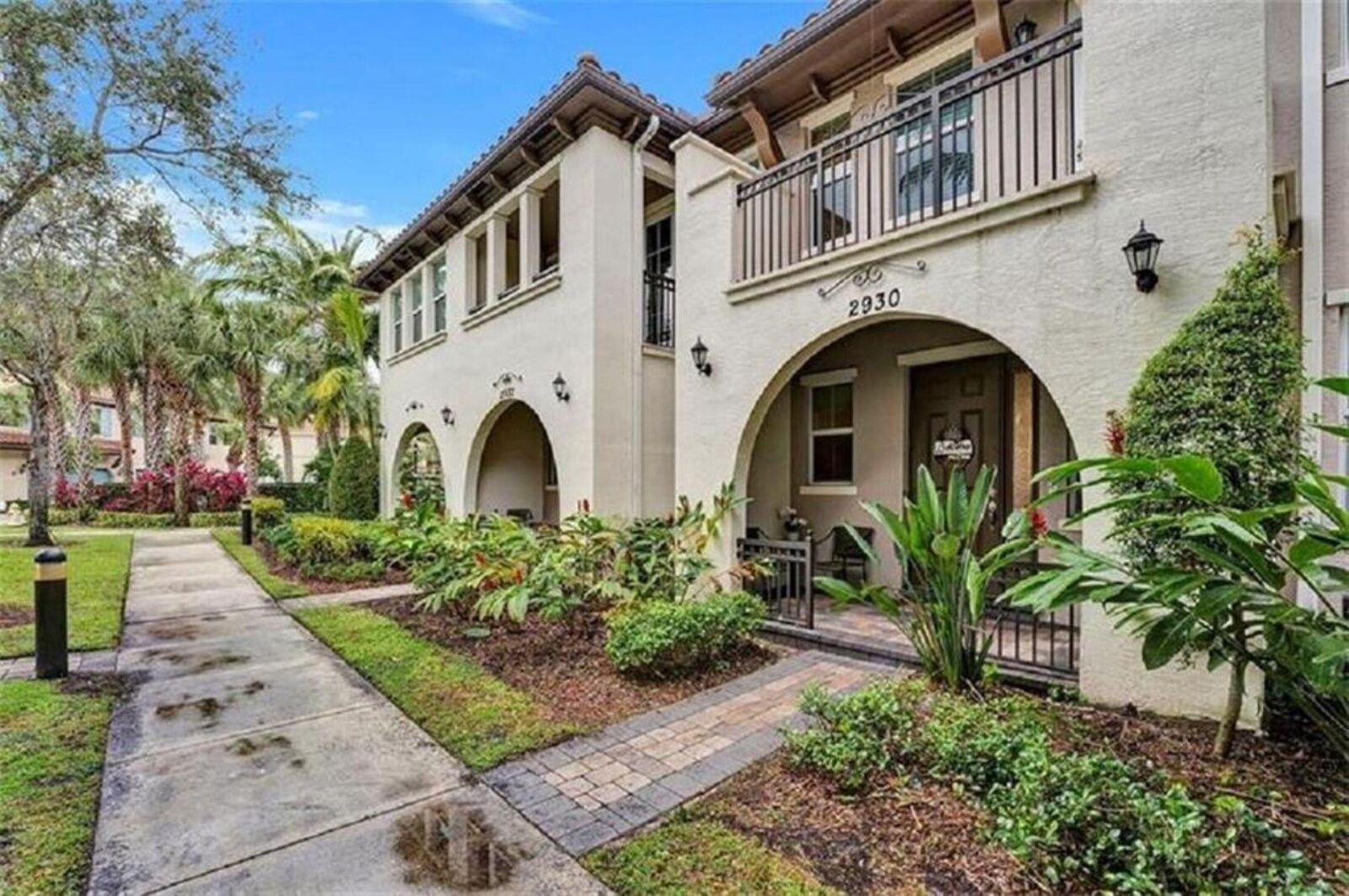 Property Photo: 2930 Cascada Isles Way FL 33024