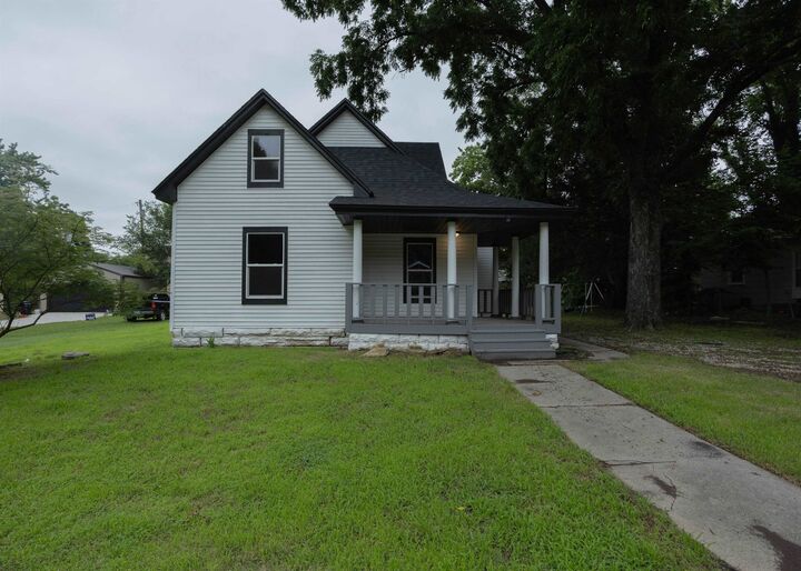 Property Photo:  1424 E 1st St  KS 67156 