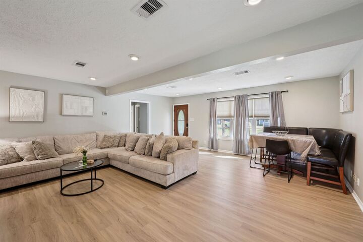 Property Photo: 715 S 9th St TX 77627