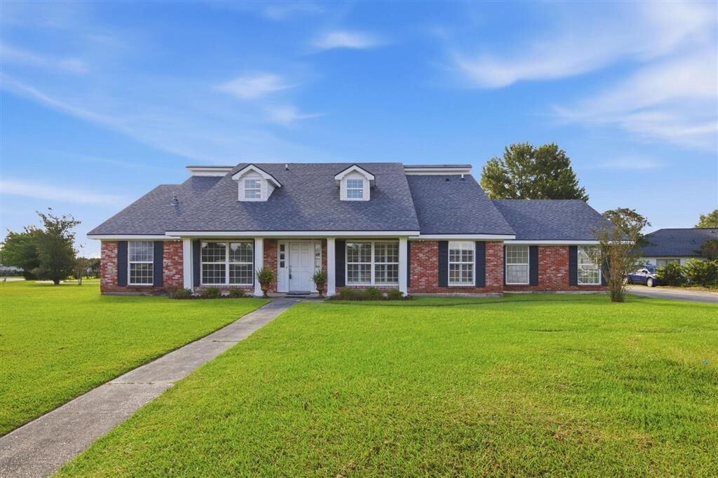 Property Photo:  1335 S Chateau Circle S  LA 70605 