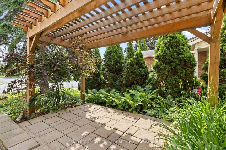 Property Photo:  1626 Prestwick Drive  ON K1E 2Y1 