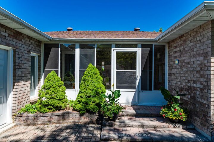 Property Photo:  922 Playfair Road  ON L4R 4X8 