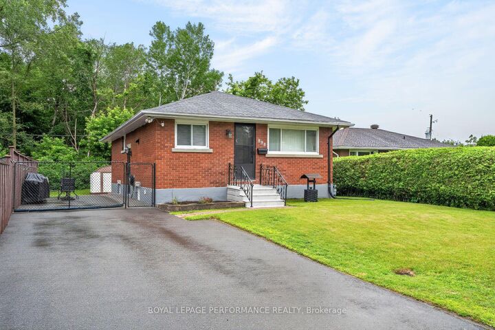 Property Photo:  898 Charleswood Avenue  ON K1K 0W3 