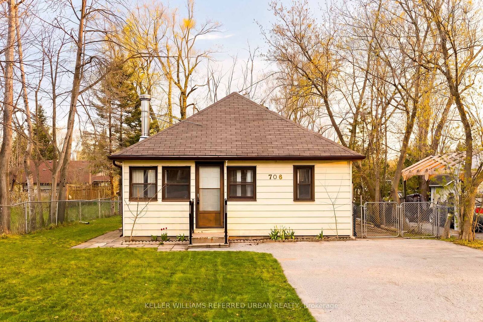 Property Photo:  706 Chestnut Street  ON L9S 2H8 