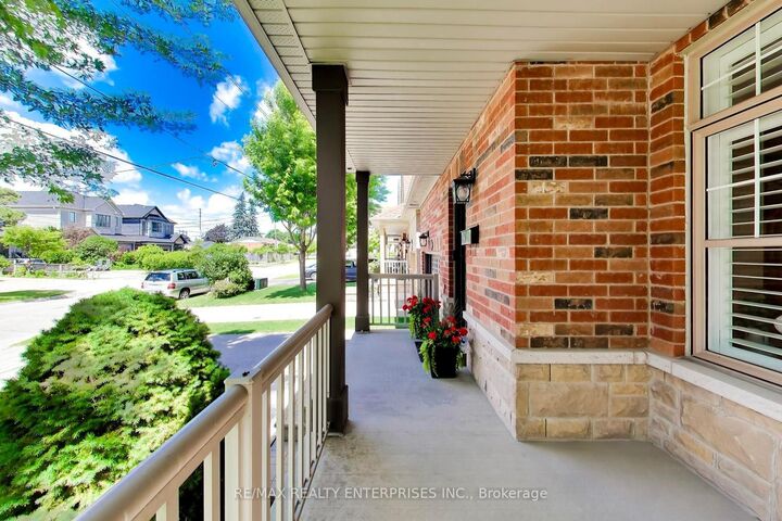 Property Photo: 1613 Northmount Avenue ON L5E 1Y9