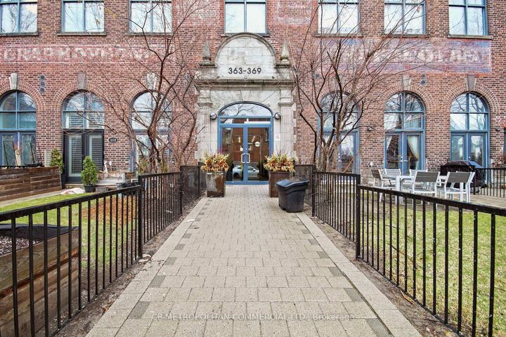 Property Photo: 363 Sorauren Avenue 405 ON M6R 3C2