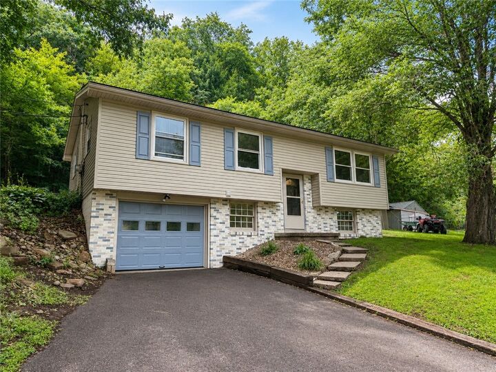 Property Photo: 430 Pine Run Rd PA 15042