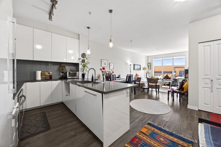 9311 Alexandra Road 427 — photo 1