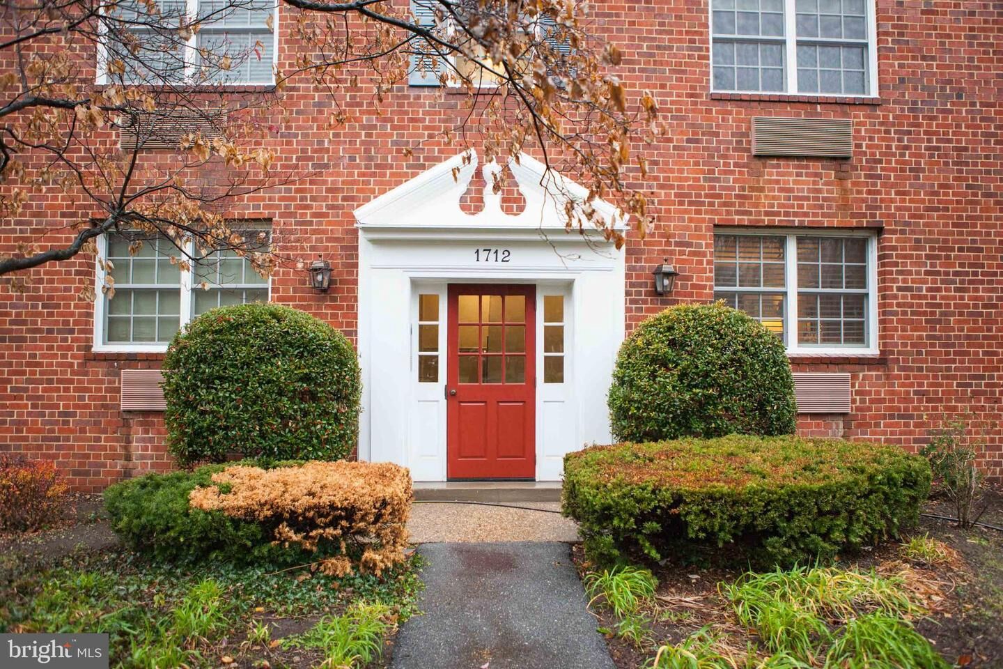 Property Photo:  1712 W Abingdon Drive 301  VA 22314 