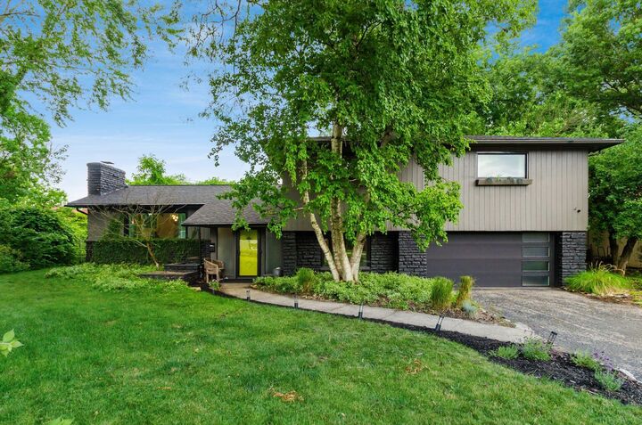 Property Photo: 1435 Cottingham W Court OH 43209