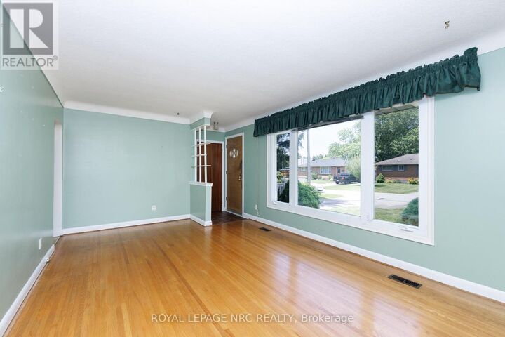 Photo de la propriété:  13 Bosnich Avenue  ON L3C 2W6 