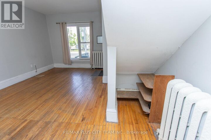 Property Photo:  682 Bathurst Street 2  ON M5S 2R3 