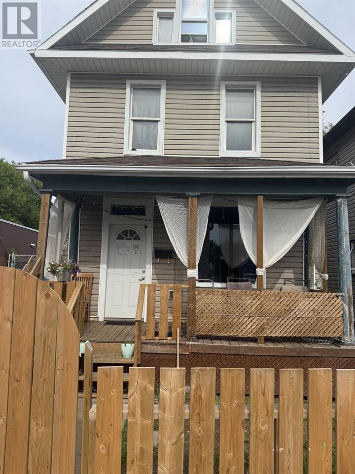 336 May Street North — photo 1