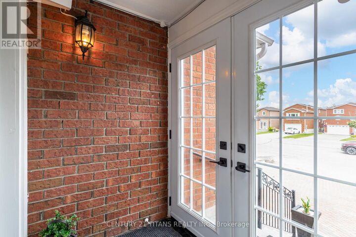 Property Photo:  6 Blossom Court  ON L4L 6S9 