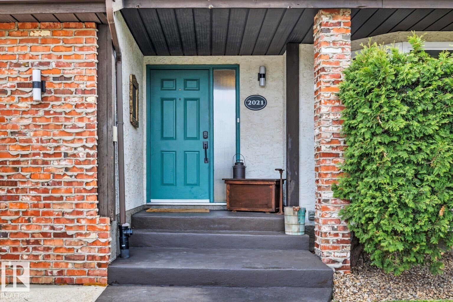 Property Photo: 2021 112A Street NW AB T6J 4V5