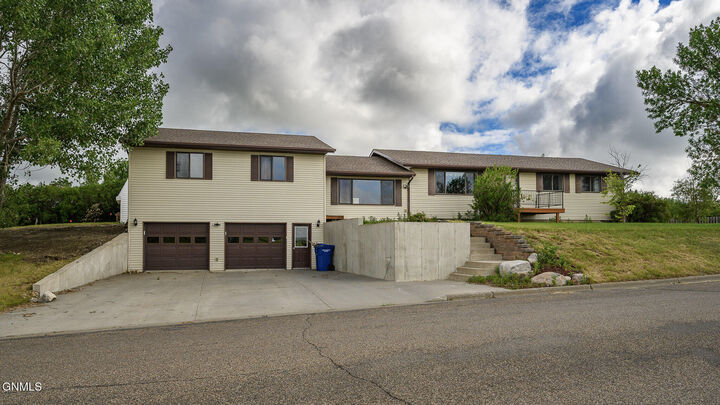 Property Photo:  418 16th Street NE  ND 58523 