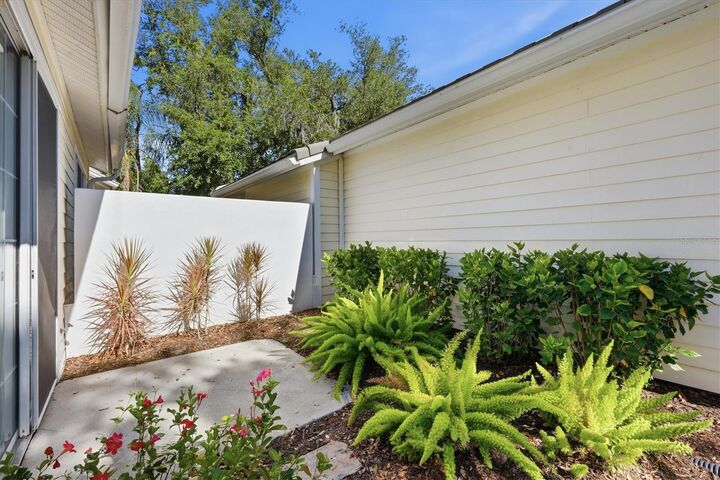Property Photo:  7906 Whitebridge Glen  FL 34201 