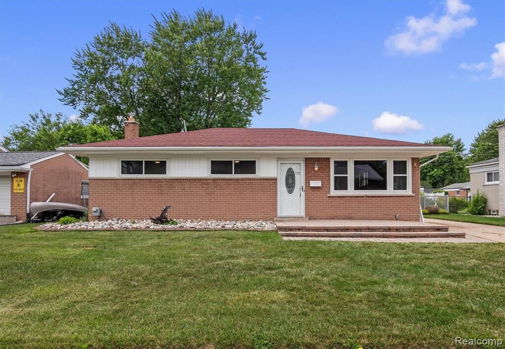 Property Photo:  35919 Larchwood Street  MI 48035 2741 