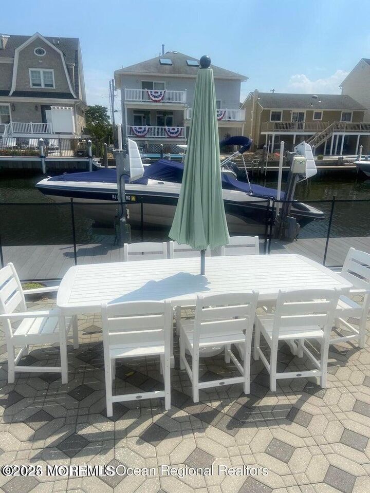 Property Photo:  