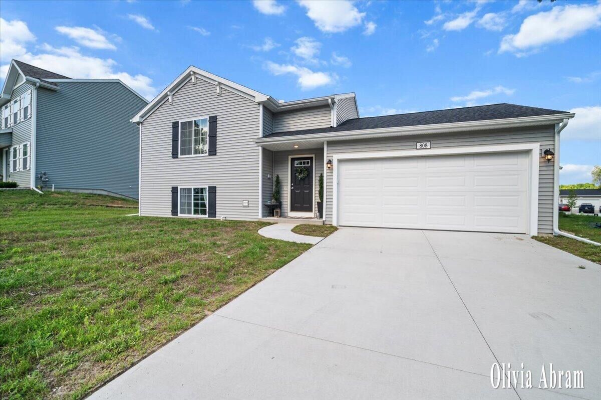 Property Photo:  808 Hollyhock Drive  MI 48838 