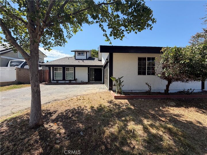 Property Photo:  23767 Via Helina  CA 91355 