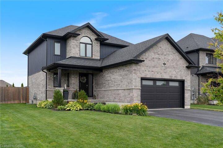 Property Photo:  207 Oak Street  ON N3Y 0B5 