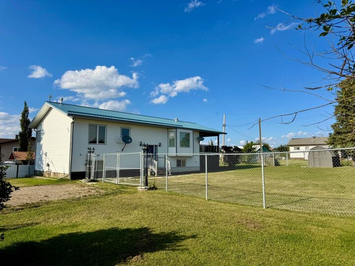 Property Photo:  908 4 Avenue  AB T0H 2A0 